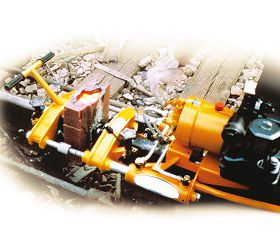 Özcoşkun Demiryolu Makinaları, ray ekipmanları, tirfonoz bulonoz makinaları, travers ekipmanları, fonksiyonel ekipmanlar, yol ekipmanları, taşıma ekipmanları, kaldırma ekipmmanları, aydınlatma ekipmanları, güvenlik ve kurtarma, satılık, kiralık, yedek parça servis